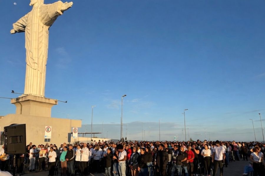 Fé e renovação: Paróquia Santo Antônio realiza missa de Páscoa no alto do morro