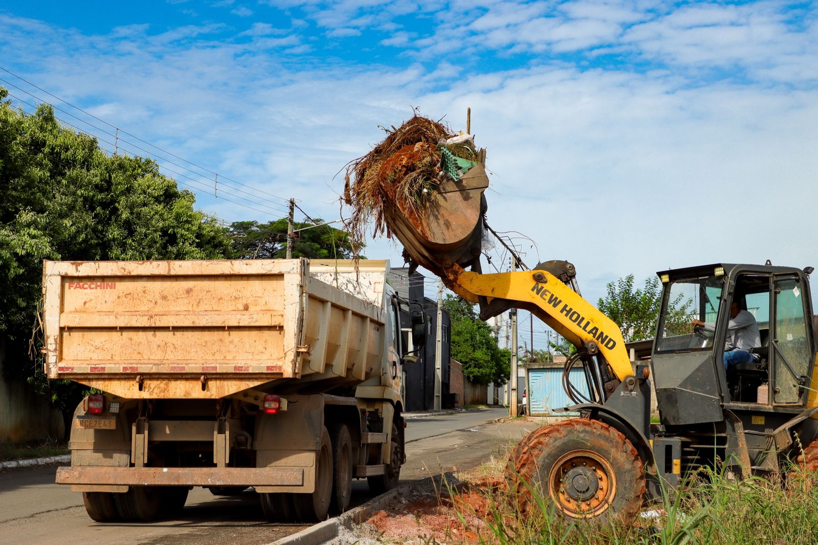 Serviço de remoção atende bairros e contribui para a limpeza urbana em Senador Canedo