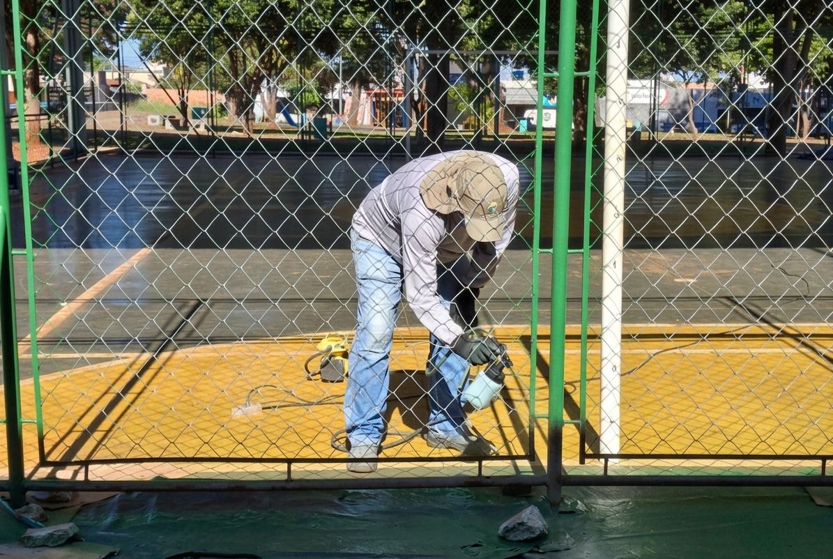 Jardim das Oliveiras recebe novo alambrado e inicia demarcação de quadra
