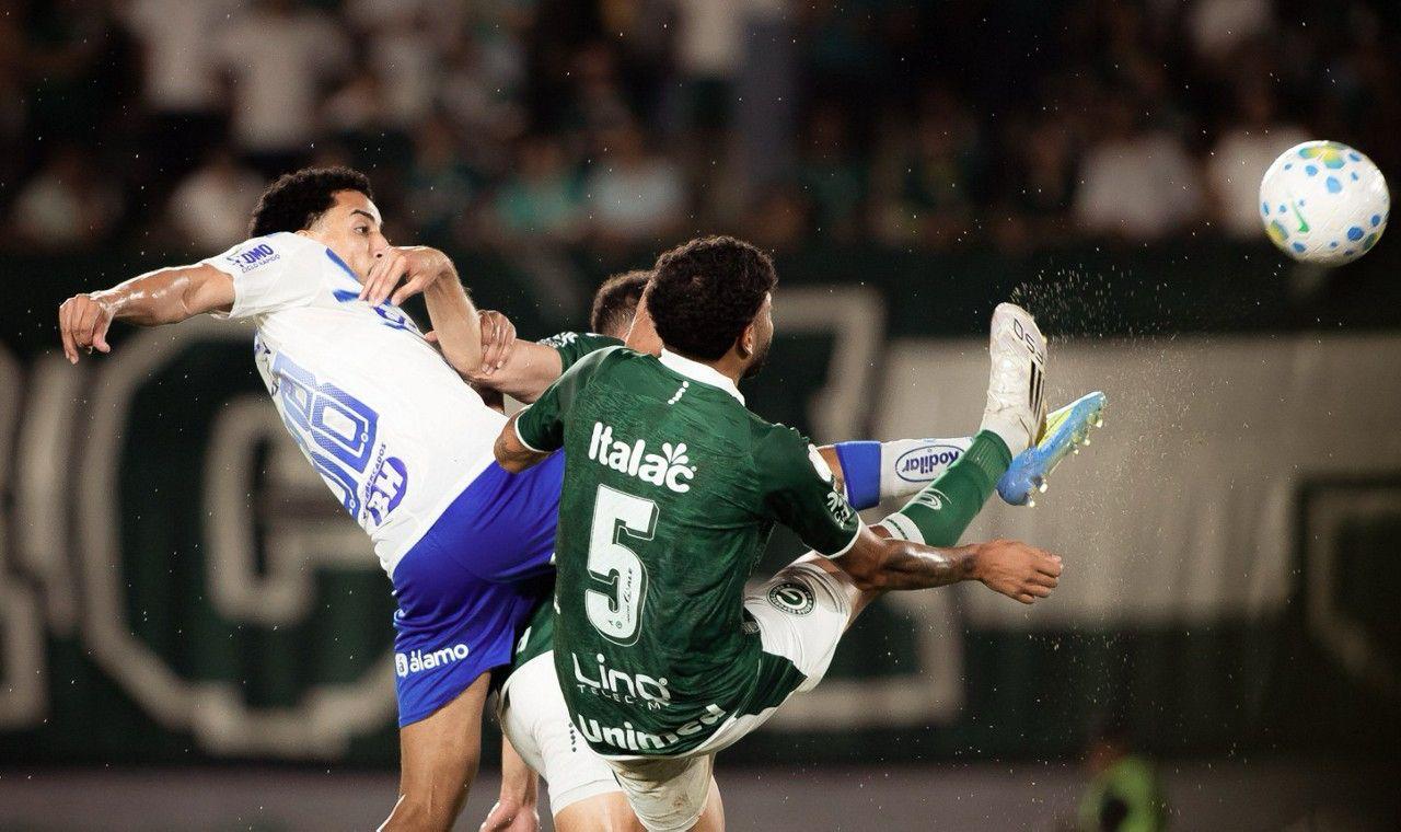 Goiás Esporte Clube e Cruzeiro fazem duelo equilibrado no Serra Dourada, com show da torcida nas arquibancadas