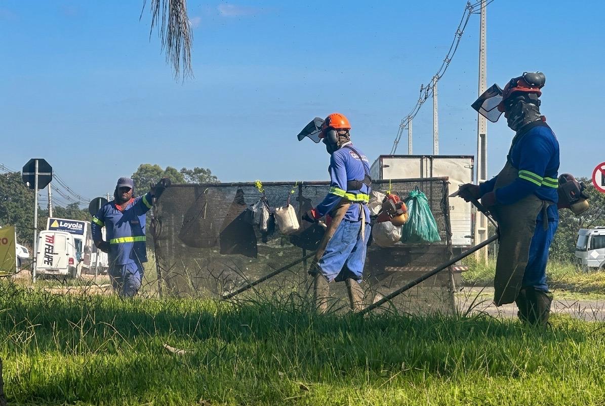 Roçagem reforça limpeza e conservação de espaços públicos em Senador Canedo