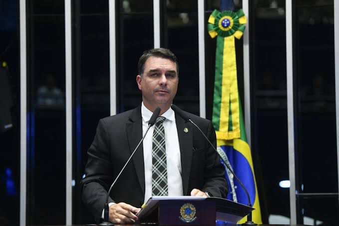 Flávio Bolsonaro defende redução da maioridade penal para 14 anos