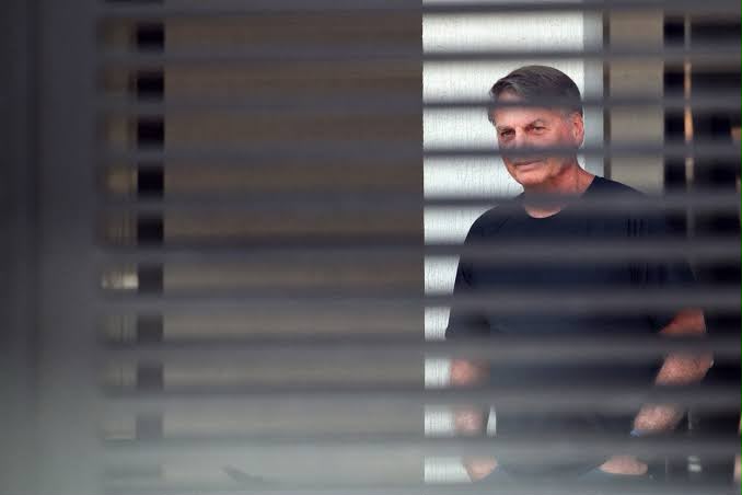 Moraes mantém prisão domiciliar de Bolsonaro e veta visitas políticas até fim das eleições