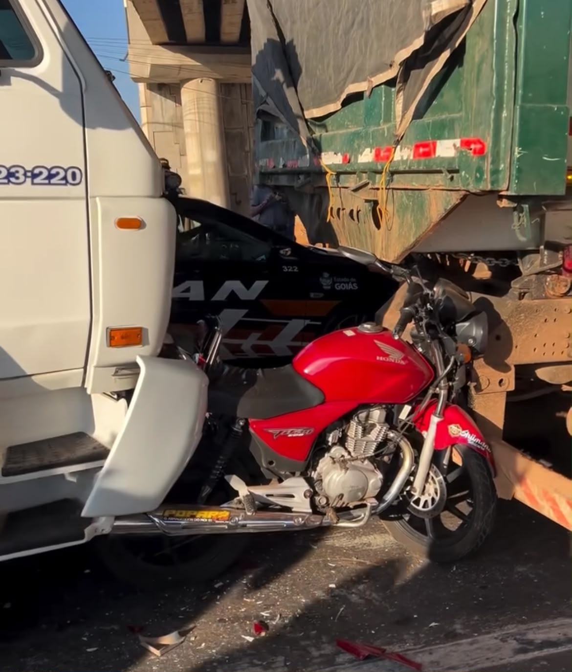 Moto fica prensada entre dois caminhões e cena impressiona motoristas em Goiânia