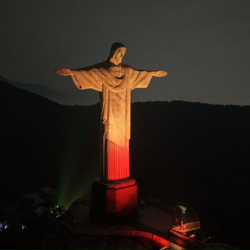 Cristo Redentor ganha cores especiais para anunciar o Totus Tuus Mariae Festival 2026 em homenagem à Nossa Senhora de Guadalupe