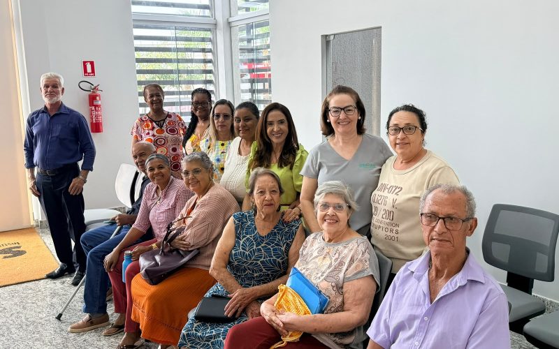 Cidadão Tech 60+ ensina aposentados a usar recursos do celular em Senador Canedo