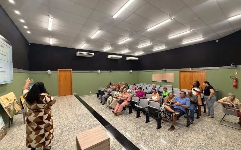 Cidadão Tech 60+ ensina idosos a usar e-mail e WhatsApp com mais autonomia