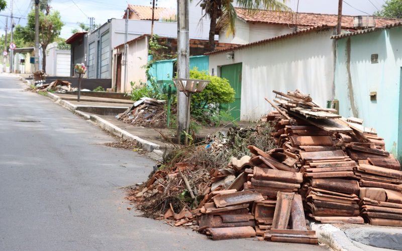 Descarte irregular de lixo pode agravar problemas durante as chuvas