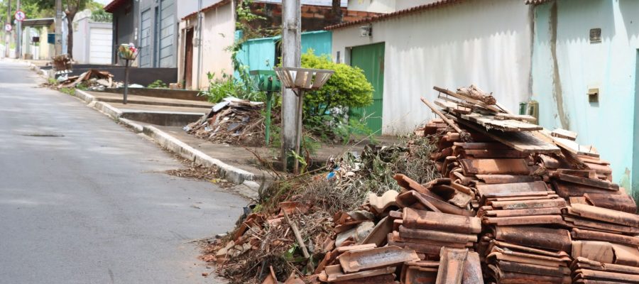 Descarte irregular de lixo pode agravar problemas durante as chuvas