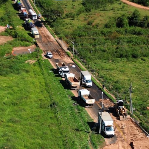 Acidente com tombamento de caminhão interdita via no setor Jardim das Oliveiras em Senador Canedo