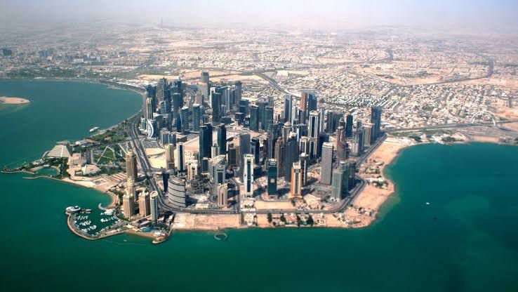Qatar Ameaça Suspender Fornecimento de Gás à União Europeia por Sanções de Nova Lei Ambiental e Trabalhista