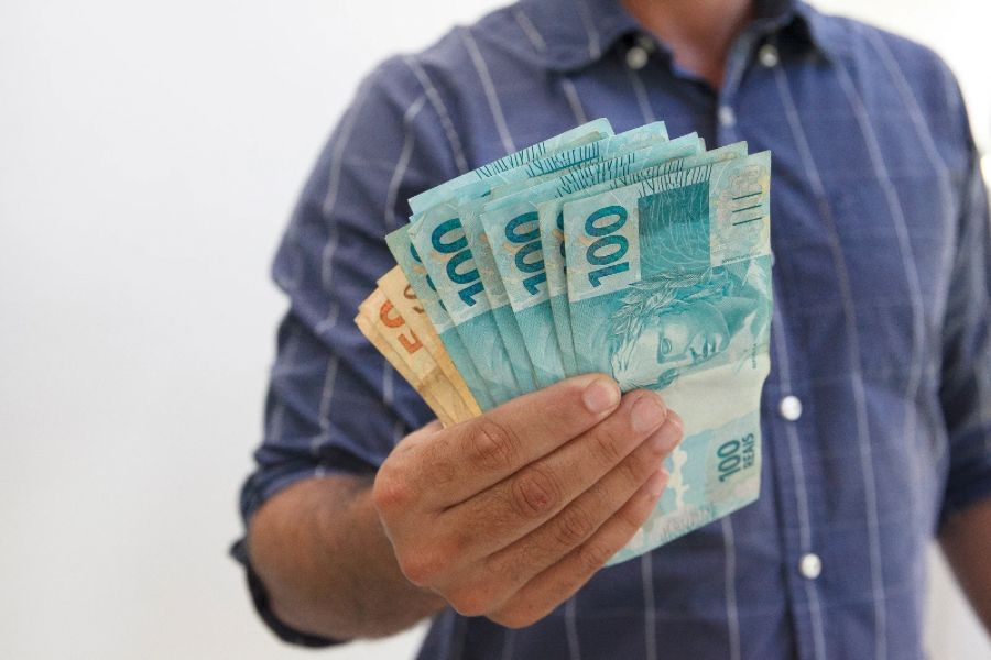 Novo valor do salário mínimo divulgado na era Lula para 2025 gera apreensão em CLTs.