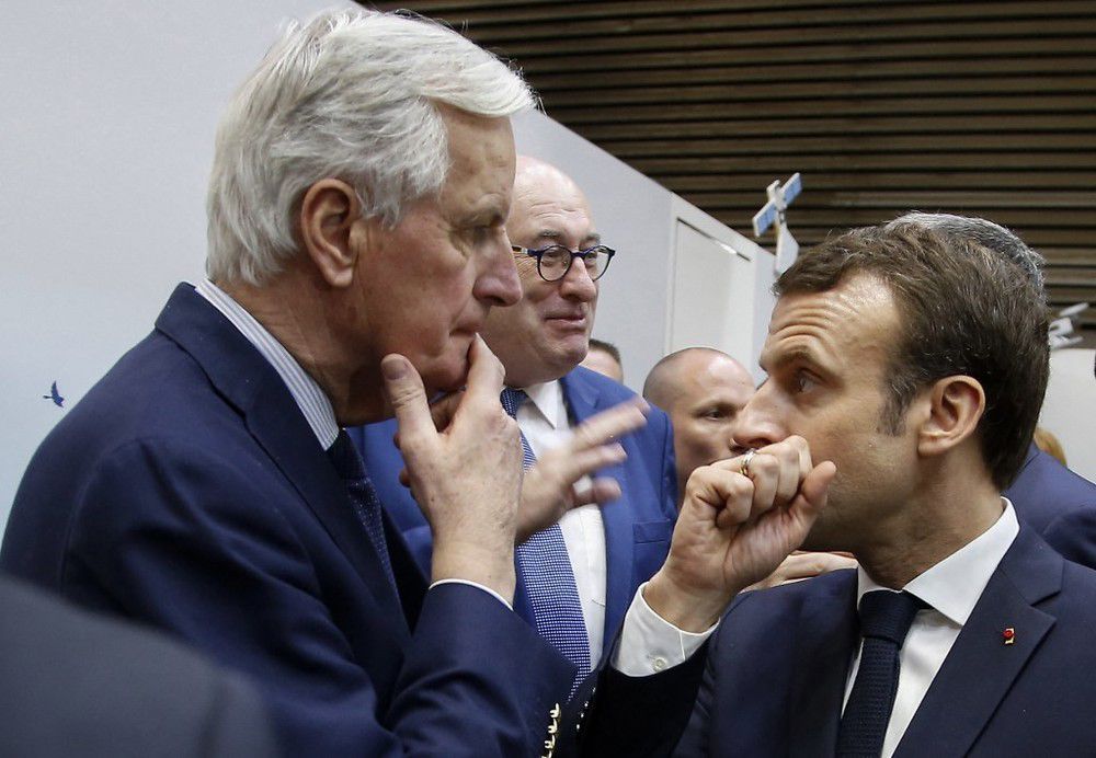 Deputados da França derrubam primeiro-ministro em união inédita entre esquerda e extrema direita