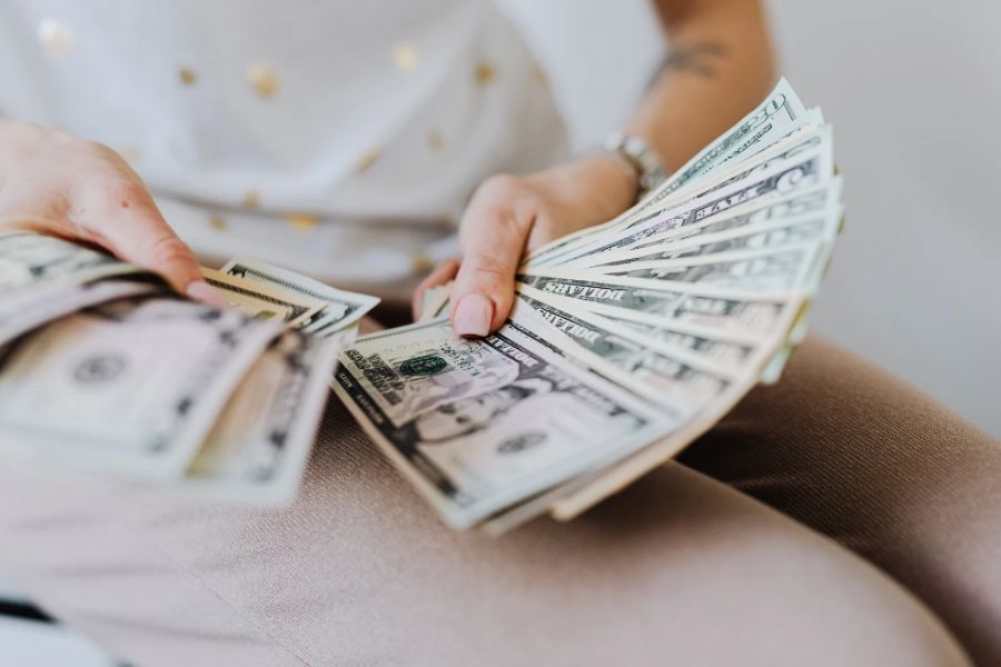 Com pacote fiscal no radar, dólar recua e fecha a R$6,04