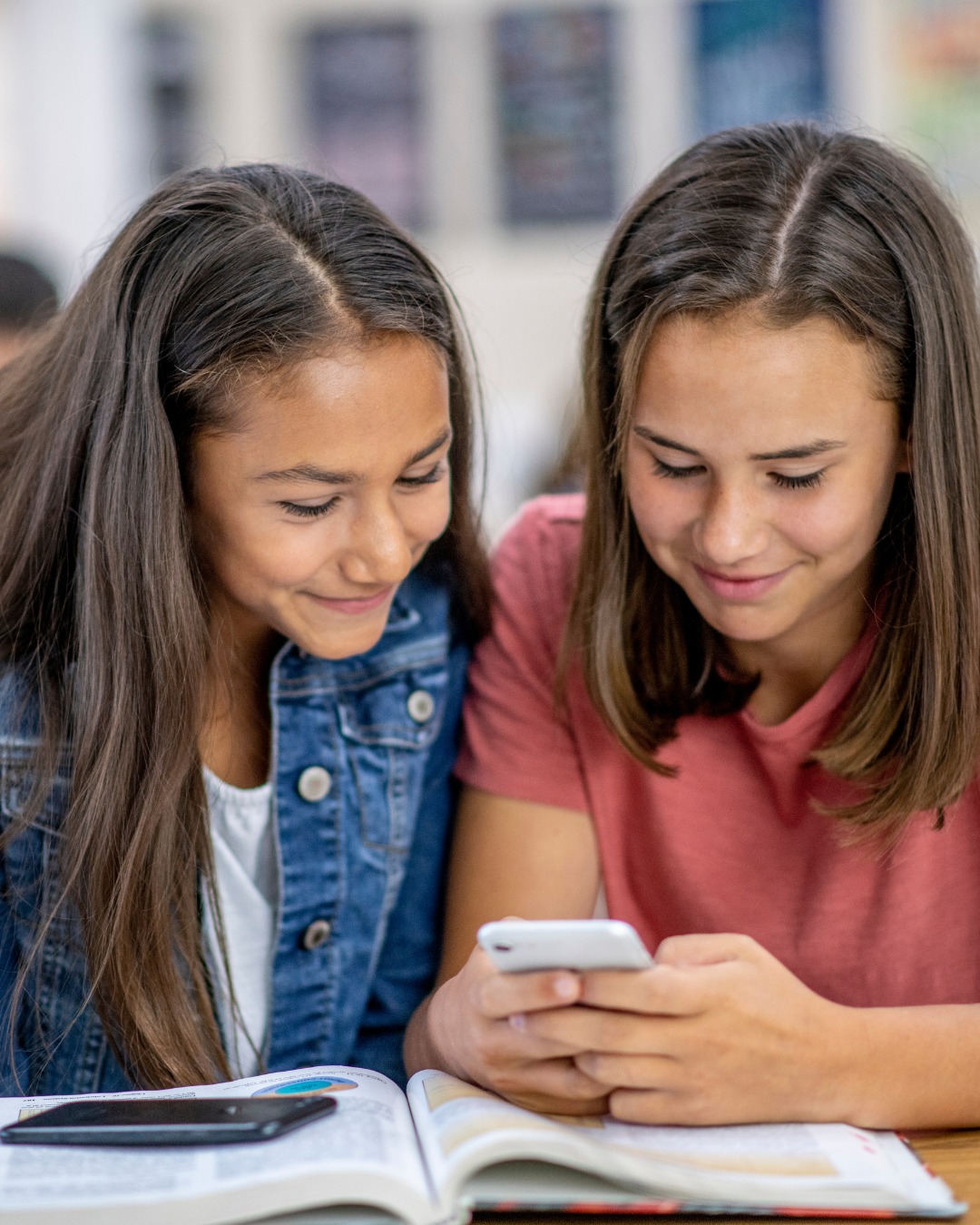 Câmara Aprova Projeto que Restringe Uso de Celulares nas Escolas
