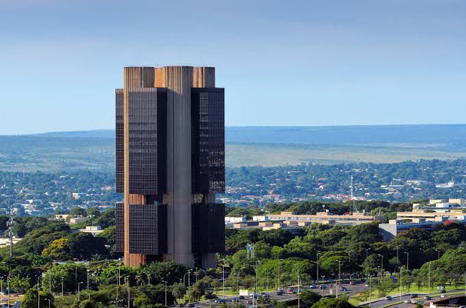 Com Dólar em Alta, Banco Central Desembolsa Bilhões para Proteger a Economia