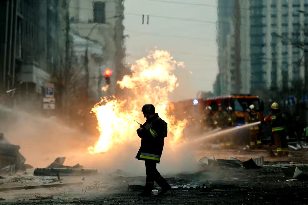 Rússia ataca Kiev com mísseis hipersônicos e balísticos; ao menos um morto e incêndios registrados