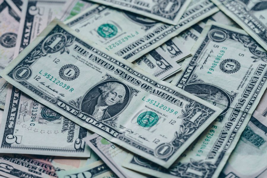 Dólar oscila e cai para R$ 5,81 em meio à “guerra da Ptax” e cenário econômico incerto
