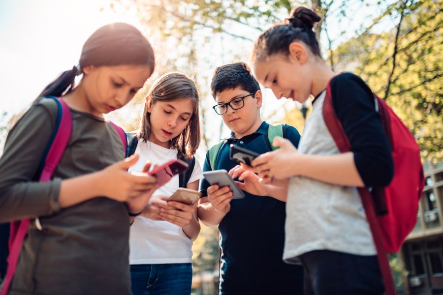 Lula Sanciona Lei que Proíbe Uso de Celulares em Escolas e Prioriza Saúde Mental dos Estudantes