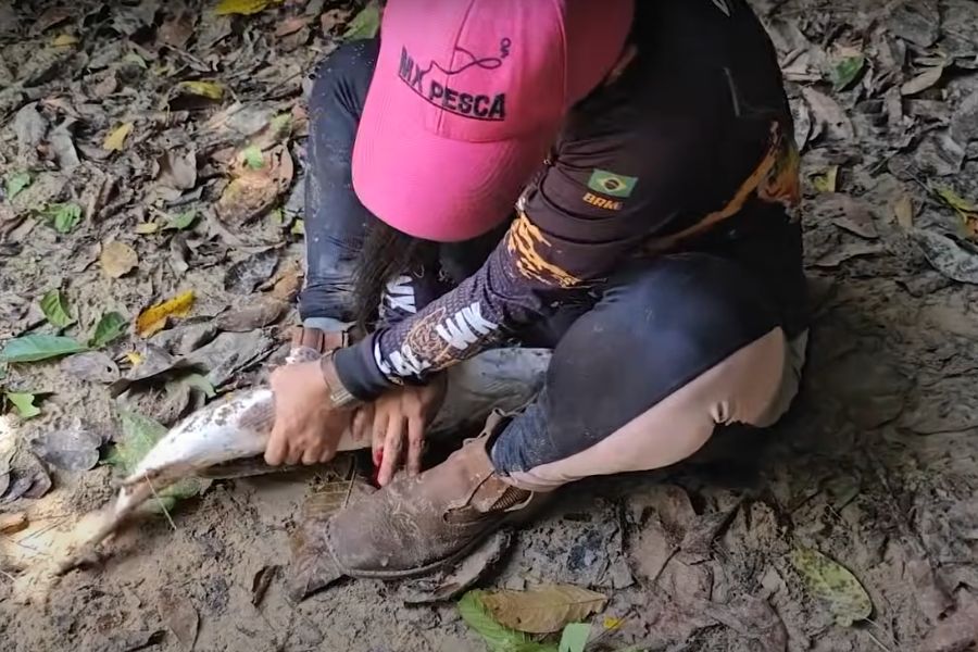 Influenciadora viraliza sendo Ferruada por Peixe Surubim Durante Pescaria