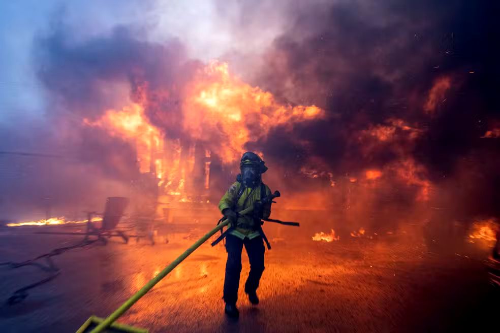 Incêndios florestais tomam conta de Los Angeles, forçando evacuações em massa e deixando um rastro de destruição