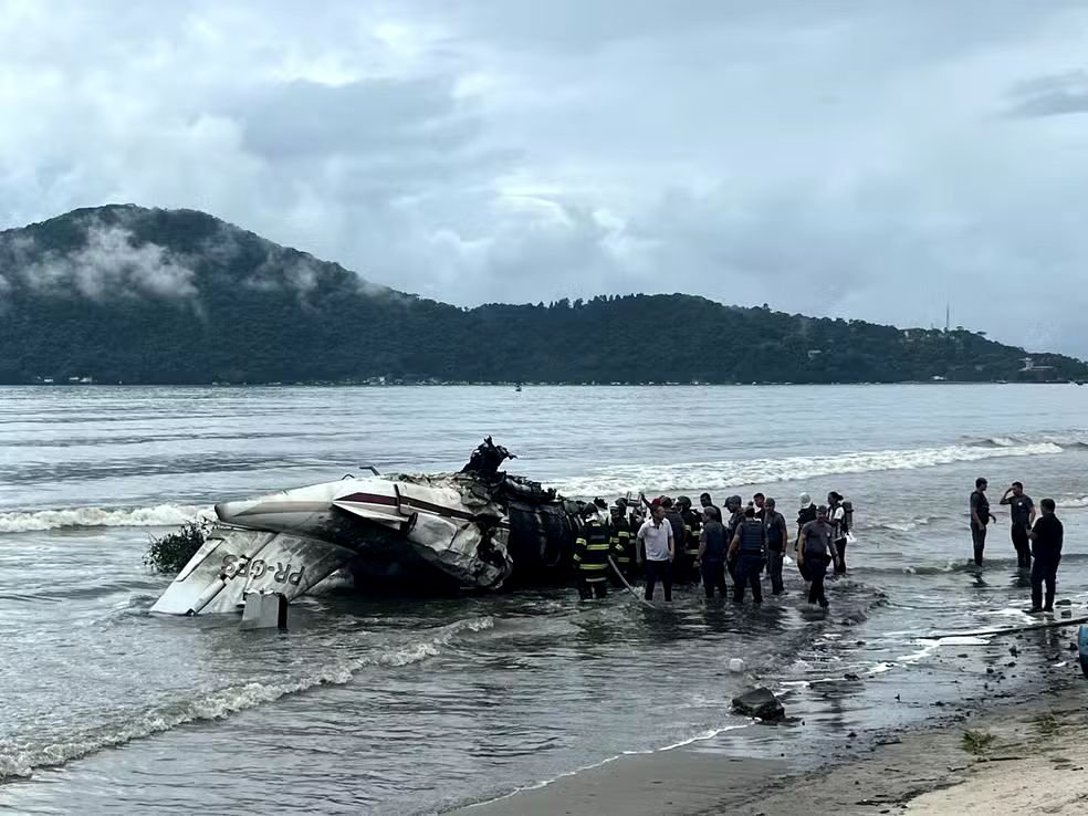 Avião de Pequeno Porte Explode em Praia de Ubatuba: Piloto Morre e Quatro Passageiros Sobrevivem