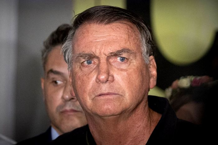 Bolsonaro Critica Retenção de Passaporte e Afirma que Poderia Deixar o Brasil a Qualquer Momento