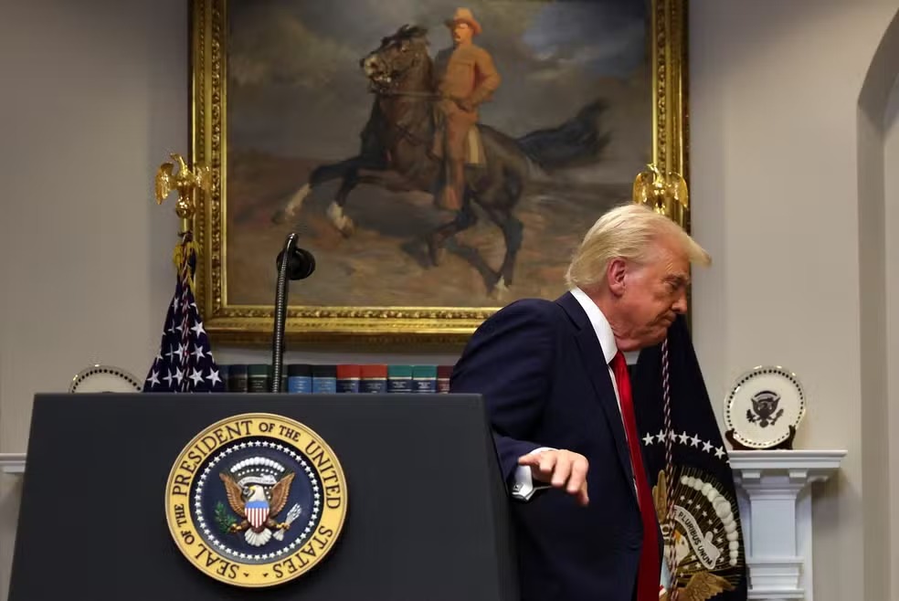 Trump promete paz global, critica Biden e pede aumento de gastos militares no Fórum Econômico Mundial