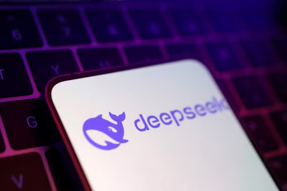 DeepSeek supera ChatGPT em downloads e abala mercado de IA nos EUA
