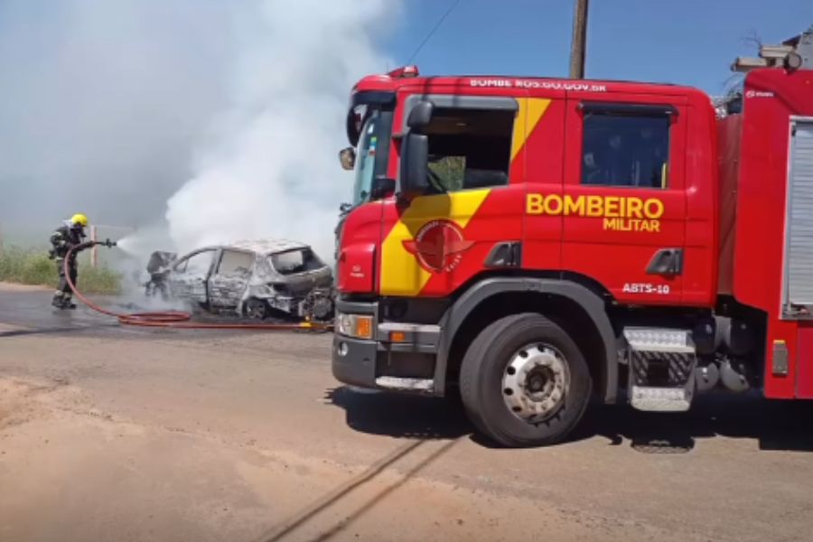 Incêndio em veículo é controlado pelo Corpo de Bombeiros em Senador Canedo