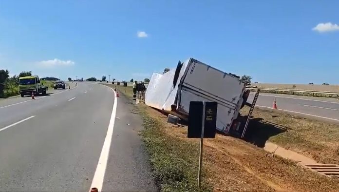Carreta com carga de cigarros contrabandeados tomba na BR-050/GO e carga é saqueada por populares