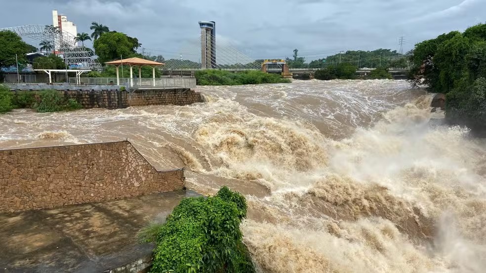 Rio Tietê transborda e deixa cidades em alerta após volume subir cinco vezes acima do normal