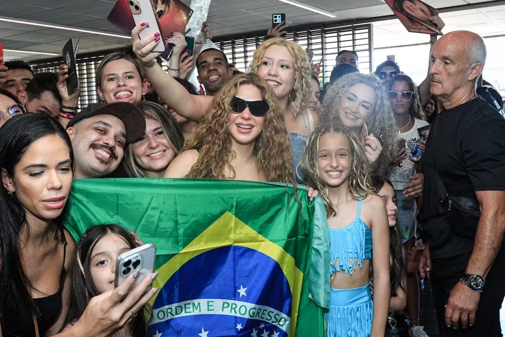 Shakira chega ao Brasil para turnê e declara amor aos fãs: “Te amo, Brasil 🤍”