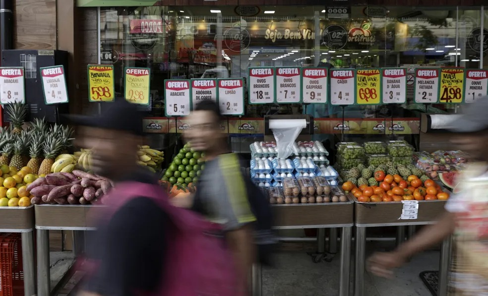 Preço da comida ainda pesa em 2025, mas inflação desacelera; veja o que deve baratear