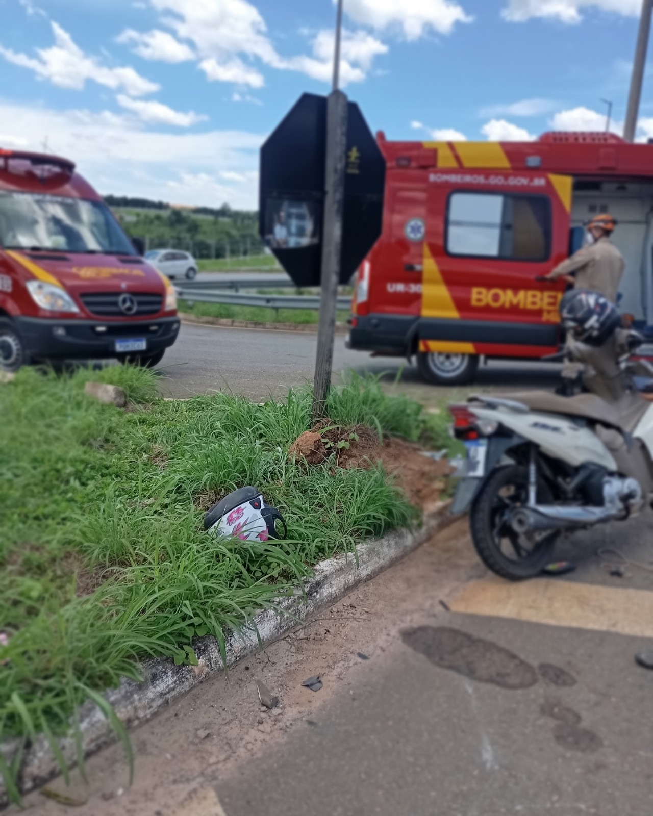 Colisão entre motos na GO-403 mobiliza equipes do Corpo de Bombeiros em Senador Canedo
