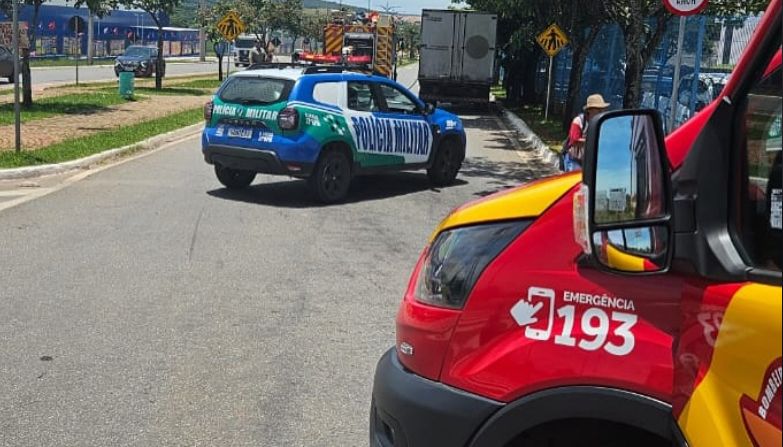 Corpo de Bombeiros combate incêndio em veículo de grande porte em Senador Canedo
