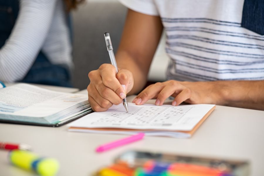 Formandos do ensino médio em escolas públicas já podem sacar R$ 1 mil do Pé-de-Meia