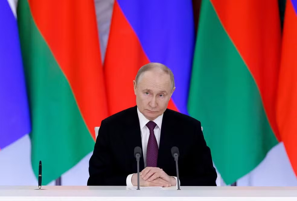 Putin aceita discutir cessar-fogo de 30 dias, mas impõe condições e desconfia de intenções dos EUA