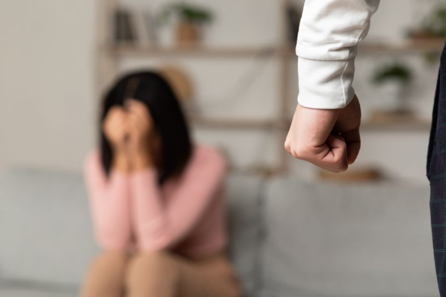Pesquisa revela que 37,5% das mulheres no Brasil sofreram violência no último ano, atingindo 21,4 milhões de brasileiras