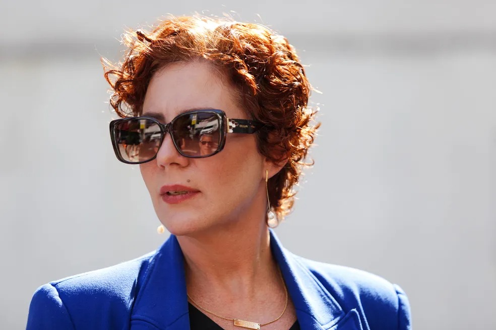 Julgamento no STF discute se deputada Carla Zambelli (PL-SP) será condenada ou não por porte ilegal de arma.