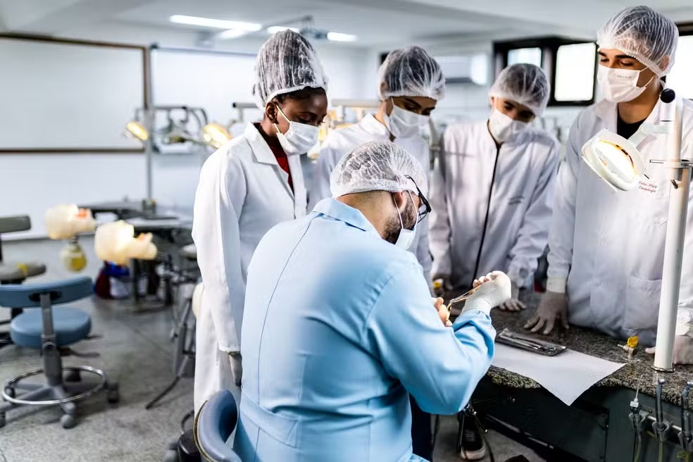 Brasil se destaca no ranking QS 2025 com cursos de Odontologia e Engenharia de Petróleo entre os melhores do mundo