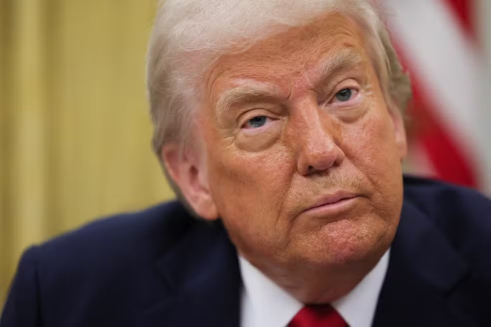Trump defende tarifas “corajosas” enquanto mercados globais desabam e temor de recessão cresce