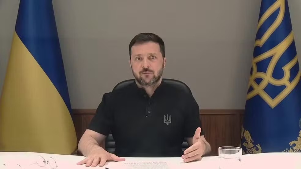 Zelensky reafirma que não cederá territórios à Rússia em nova tentativa de pressionar por paz justa