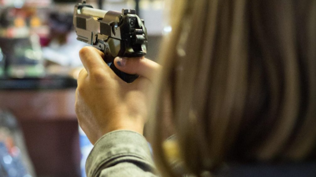 Senado aprova porte de arma temporário para mulheres sob medida protetiva