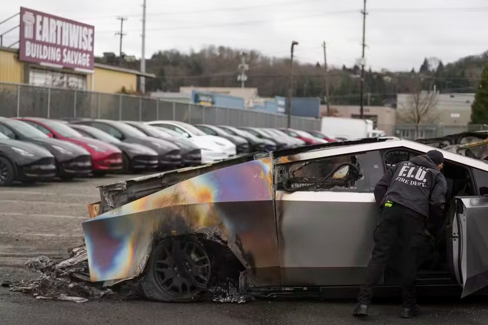Homem que atacou Tesla e sede republicana pode pegar 40 anos de prisão