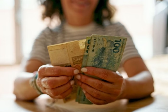 Trabalhadores nascidos em maio e junho recebem abono salarial a partir desta quinta (15); benefício pode chegar a R$ 1.518