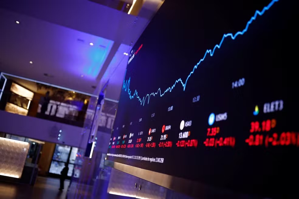 Ibovespa recua após recorde; ações do Banco do Brasil despencam com lucro abaixo do esperado