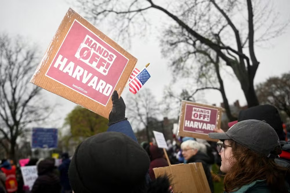 Justiça dos EUA bloqueia decisão de Trump que proibia Harvard de ter estudantes estrangeiros