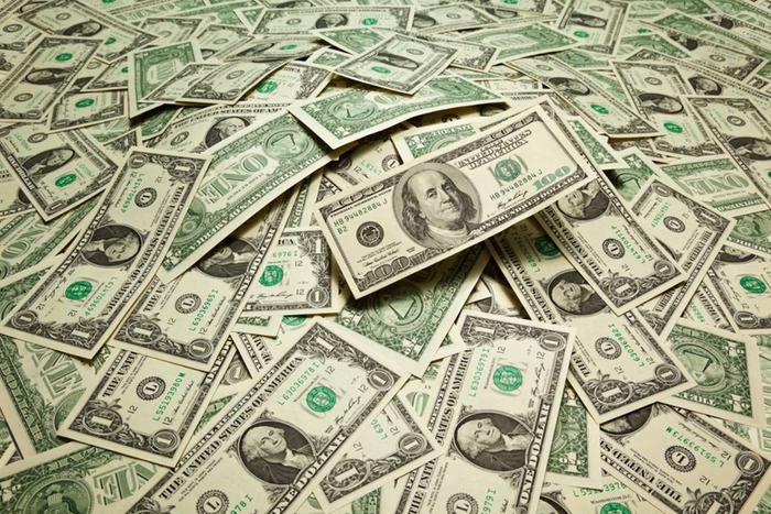 Dólar sobe e fecha semana decisiva para inflação, empregos e PIB no Brasil e EUA