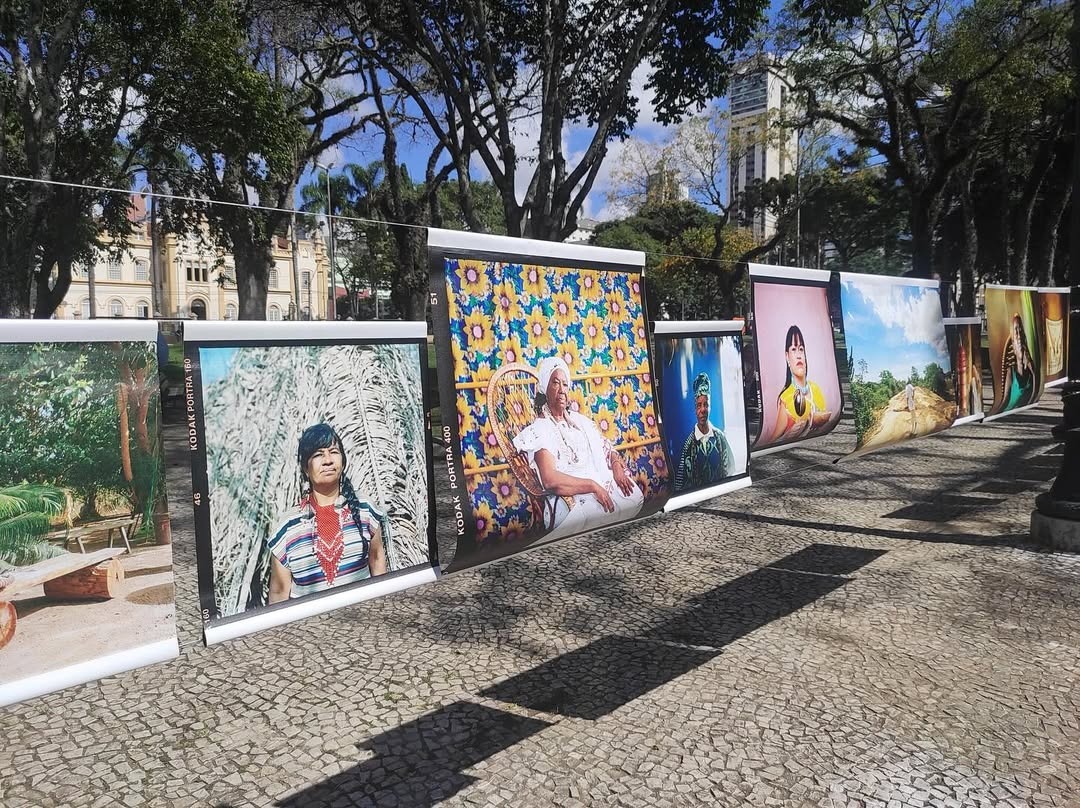 Avenida Goiás vira galeria a céu aberto com exposição de fotografia feita por mulheres